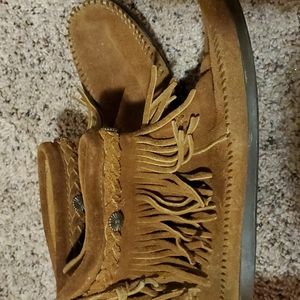 Minnetonka moccasins leather comfortable fringed booties